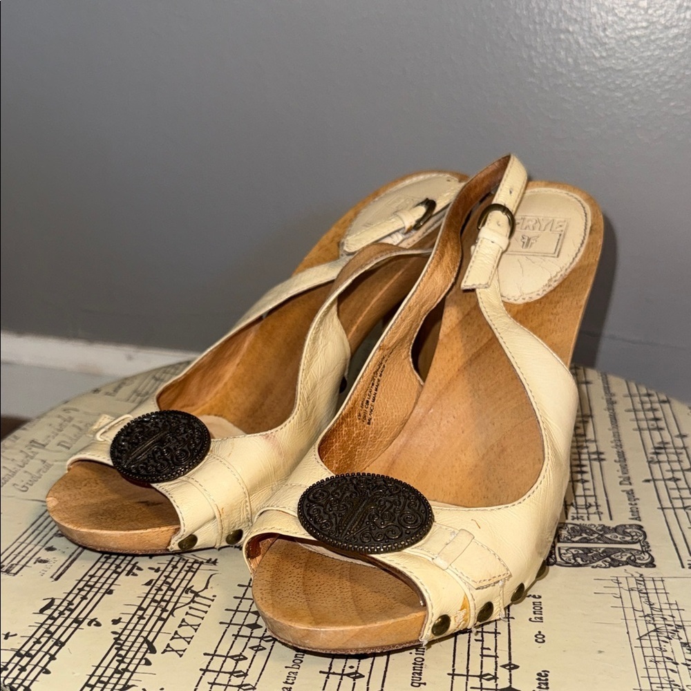 Frye Cream Leather Studded Clog Slingbacks - Wood Heel & Medallion Detail SZ 8 - Picture 2 of 10